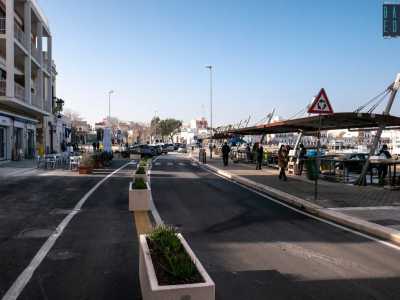 Il mercato si trova sul lungomare del rione, in largo di Santo Spirito Colombo. � a pochi passi dal molo di Levante dello storico porticciolo